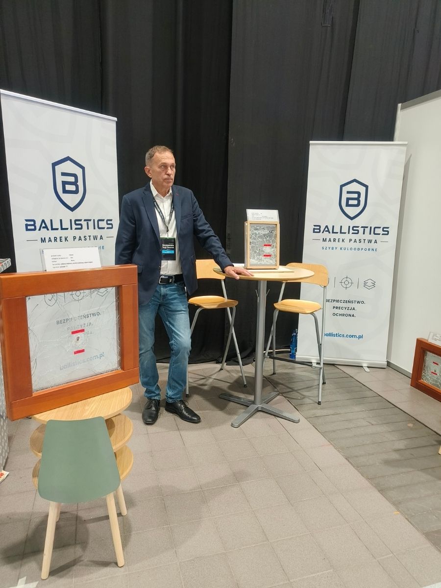 Stoisko Ballistics na Warszawskich Targach Obronnych — prezentacja ostrzelanej szyby kuloodpornej